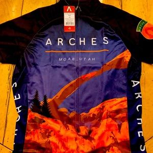 Women’s Cycling Jersey. ARCHES NP. Large. New